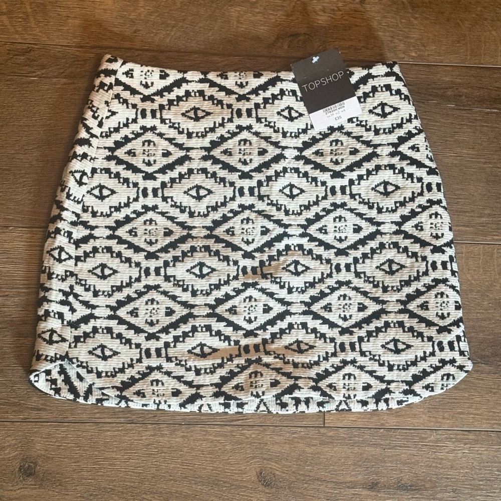 Brand New with Tags TopShop Aztec inspired mini skirt size 2 Black/white